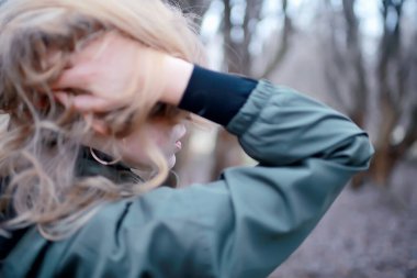 Parkta sonbaharın sonlarında, Avrupa tarzı çekici görünümlü yetişkin bir kız.