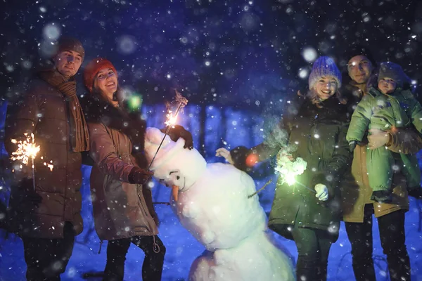 Grupo Amigos Com Festa Sparklers Boneco Neve Noite Natal Feliz — Fotografia de Stock