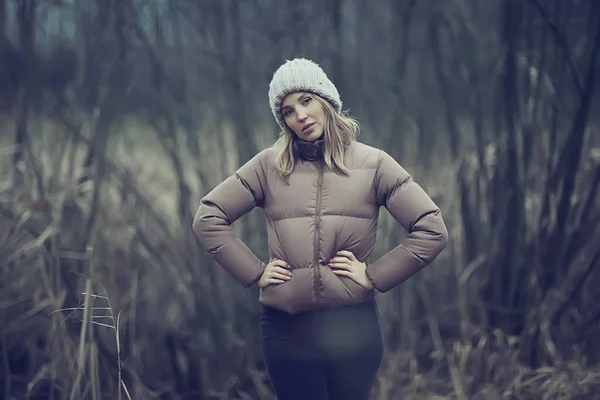 Herfst Modieus Portret Romantisch Meisje Gras Reizen Seizoensgebonden Look — Stockfoto