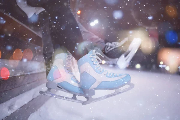 Patines Hielo Noche Piernas Fuera Abstracto Fondo Invierno Deporte — Foto de Stock