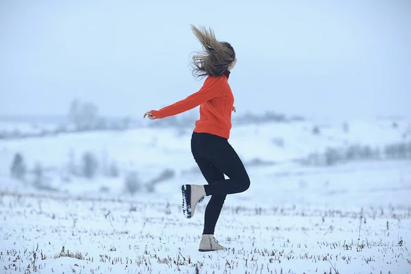 冬の雪原女性の幸福ジャンプやフィールドで実行すると 新年の休暇の自由の概念 — ストック写真