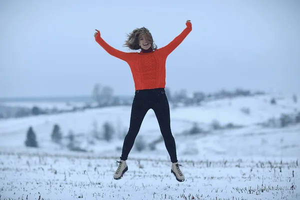 Winter Sneeuw Veld Vrouw Geluk Springen Lopen Het Veld Nieuwjaar — Stockfoto