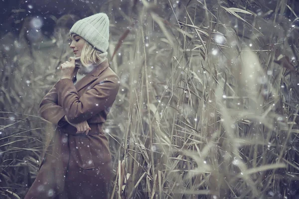 Automne Portrait Mode Fille Romantique Dans Herbe Voyage Look Saisonnier — Photo