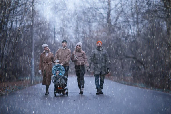 Paseo Invierno Parque Familia Joven Con Niño Pequeño Amigos Padres — Foto de Stock