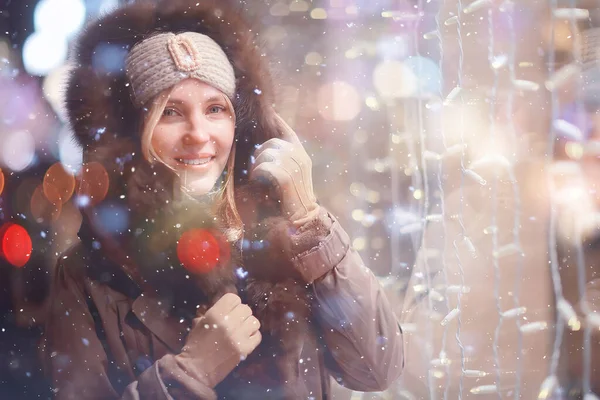 Χαρούμενα Φώτα Κορίτσι Βράδυ Χριστουγεννιάτικα Ψώνια Στέκεται Στο Δρόμο Από — Φωτογραφία Αρχείου