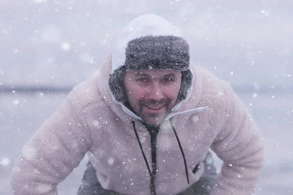 Bir Adam Donmuş Bir Gölün Buzunda Kayıyor Doğa Manzarası Açık — Stok fotoğraf