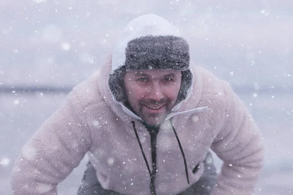 One Guy Skates Ice Frozen Lake Nature Landscape Man Outdoor — Stock Photo, Image