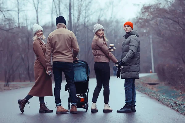 Paseo Invierno Parque Familia Joven Con Niño Pequeño Amigos Padres — Foto de Stock