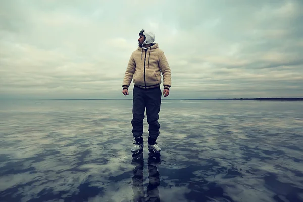 Один Хлопець Катається Льоду Замерзлого Озера Природний Пейзаж Спорт Відкритому — стокове фото