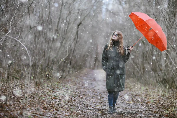 Mädchen Romantisches Porträt Ersten Schnee Herbst Schneeflocken Verschwimmen Hintergrund Saisonalen — Stockfoto