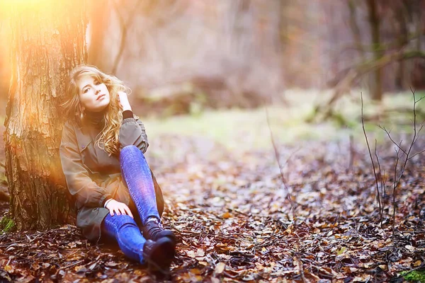 Model Późną Jesienią Parku Stylu Europejskim Dorosła Dziewczyna Sezonowym Efektowny — Zdjęcie stockowe