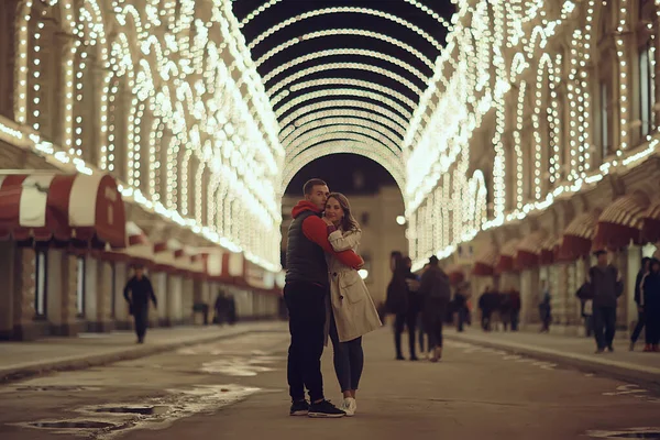 Verliebtes Paar Auf Einem Weihnachtsspaziergang Der Stadt Abend Schneefall Dezember — Stockfoto