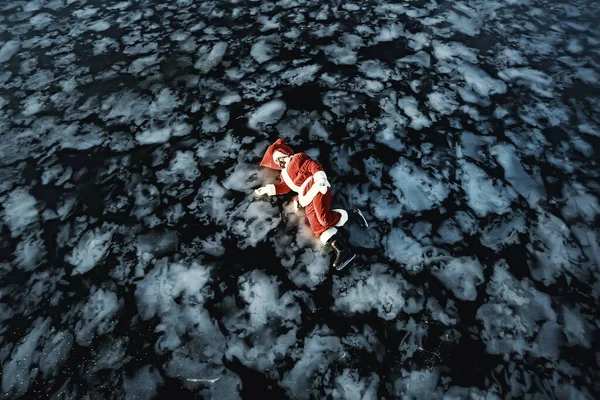 Santa Claus Bruslení Ledě Jezera Uklouzl Leží Santa Ztroskotanec — Stock fotografie