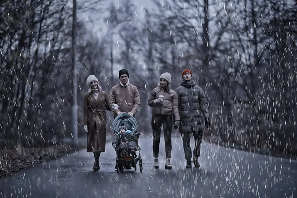 公園の冬の散歩小さな子供や友人を持つ若い家族季節外の若い両親は — ストック写真