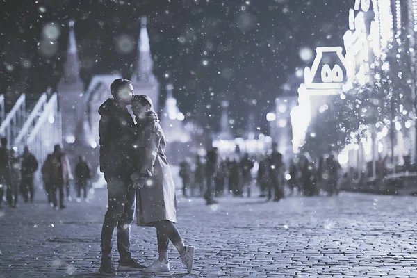 Birbirine Aşık Çiftler Yılbaşı Yürüyüşünde Şehirde Akşam Karları Aralık Ayında — Stok fotoğraf