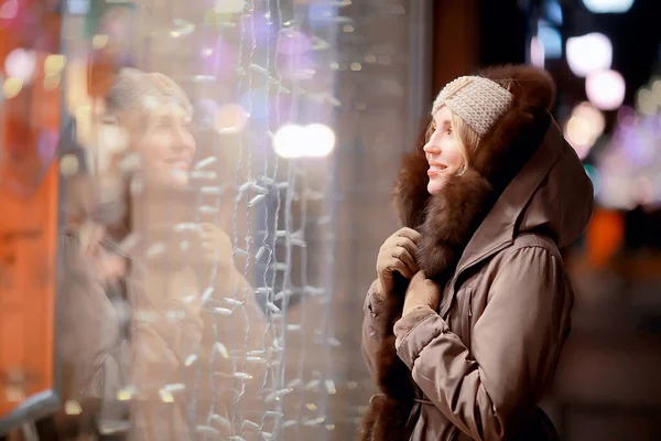 Mutlu Kız Akşam Alışverişi Yapıyor Dükkanın Penceresinin Yanında Duruyor — Stok fotoğraf