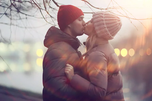 Paar Liefde Winter Avond Knuffelen Buiten Seizoensgebonden Abstracte Achtergrond Weer — Stockfoto