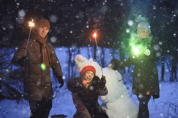 Grupa Przyjaciół Snowman Sparklers Party Boże Narodzenie Noc Szczęśliwego Nowego — Zdjęcie stockowe