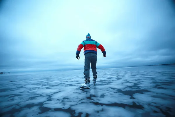 Gars Patine Sur Glace Lac Gelé Paysage Naturel Sport Plein — Photo