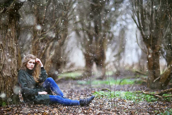 Κορίτσι Ρομαντικό Πορτρέτο Πρώτο Φθινόπωρο Χιόνι Νιφάδες Χιονιού Θολή Φόντο — Φωτογραφία Αρχείου