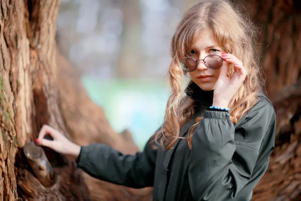 Modell Spätherbst Park Erwachsenes Mädchen Europäischen Stil Saisonalen Glamourösen Look — Stockfoto