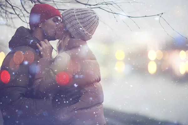 Casal Apaixonado Noite Inverno Abraçando Fora Sazonal Fundo Abstrato Chuva — Fotografia de Stock