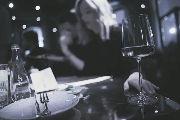 Restaurant Mit Blick Auf Den Tisch Abend Weinglas Freunde Auf — Stockfoto
