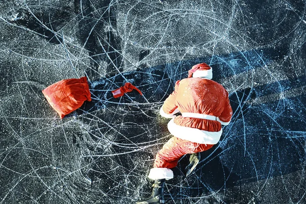 Санта Клаус Катается Коньках Льду Озера Поскользнулся Лежит Санта Неудачник — стоковое фото