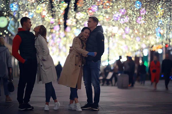 Rojo Cuadrado Noche Invierno Grupo Amigos Para Paseo Nuevo Año — Foto de Stock