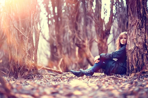 Model Późną Jesienią Parku Stylu Europejskim Dorosła Dziewczyna Sezonowym Efektowny — Zdjęcie stockowe