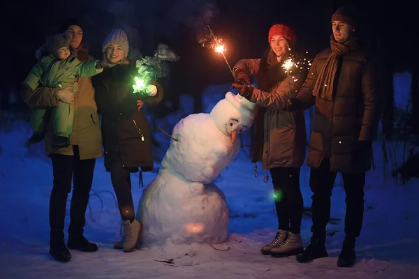 Grupa Przyjaciół Snowman Sparklers Party Boże Narodzenie Noc Szczęśliwego Nowego — Zdjęcie stockowe