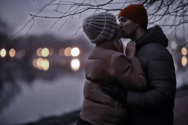 Влюбленная Пара Ночь Москвы Зимой Молодой Семейный Вечер Зимней Москве — стоковое фото