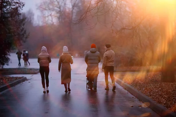 グループの友達大人公園悲観的な秋 若い親は街の風景11月を歩く — ストック写真