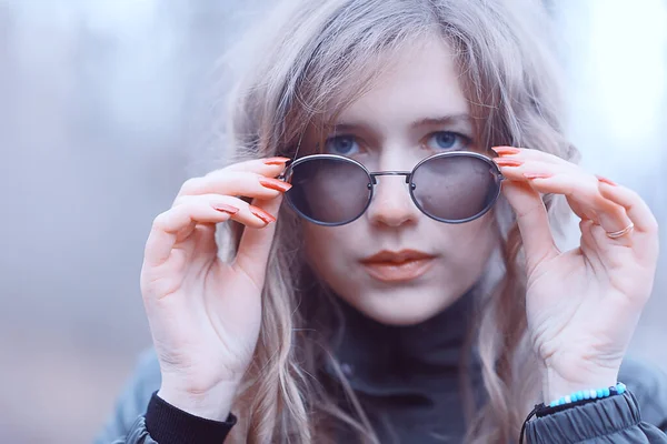 Mädchenbrille Herbst Porträt Eine Erwachsene Frau Glamourösen Herbst Look — Stockfoto