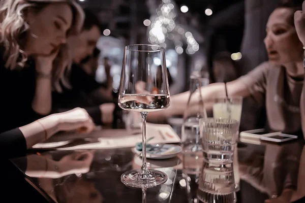 Restoran Masası Manzarası Akşam Şarap Bardağı Partideki Arkadaşlar — Stok fotoğraf