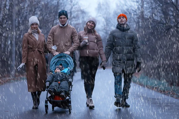 Promenade Parc Automne Saison Sombre Pluie Groupe Jeunes Amis Enfant — Photo