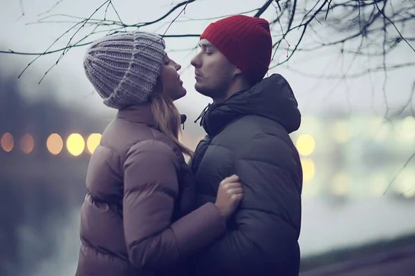 Para Miłość Zimowy Wieczór Przytulanie Zewnątrz Sezonowe Abstrakcyjne Tło Pogoda — Zdjęcie stockowe