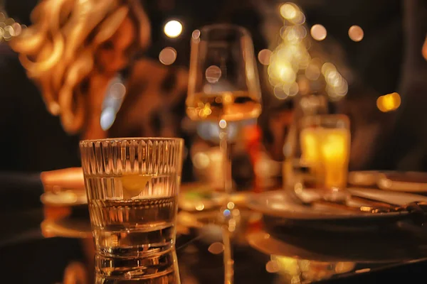 Restaurang Bord Kväll Vin Glas Vänner Festen — Stockfoto