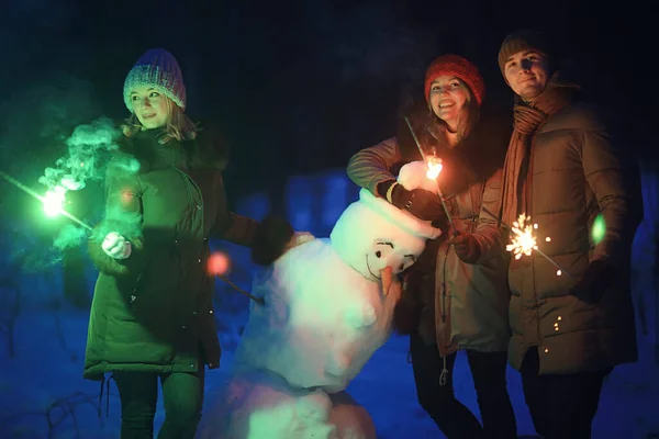 Grupo Amigos Com Festa Sparklers Boneco Neve Noite Natal Feliz — Fotografia de Stock