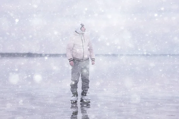 Один Парень Катается Льду Замерзшего Озера Природный Ландшафт Спорт Открытом — стоковое фото