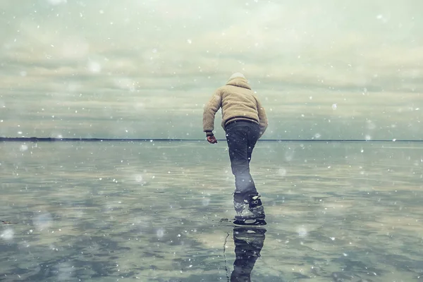 Jeden Chlap Bruslí Ledě Zamrzlého Jezera Přírodní Krajina Muž Venkovní — Stock fotografie