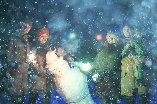 Grupa Przyjaciół Snowman Sparklers Party Boże Narodzenie Noc Szczęśliwego Nowego — Zdjęcie stockowe