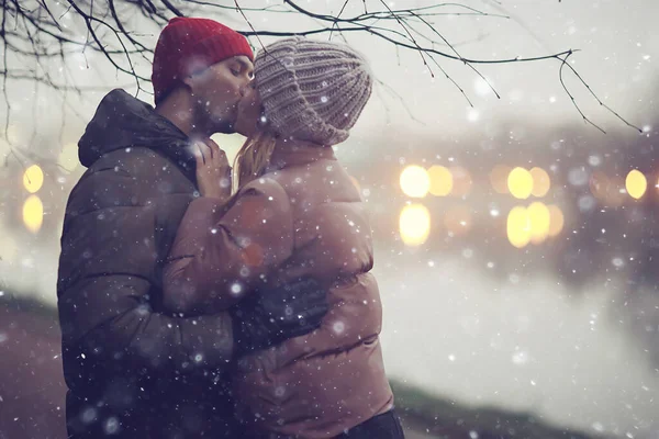 Paar Liefde Winter Avond Knuffelen Buiten Seizoensgebonden Abstracte Achtergrond Weer — Stockfoto