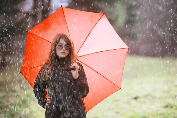 季节秋天的肖像 悲伤的女孩带着雨伞 十一月的季节病毒免疫散步 — 图库照片