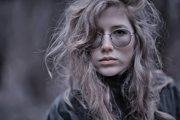 Modell Késő Ősz Parkban Európai Stílusú Felnőtt Lány Szezonális Elbűvölő — Stock Fotó