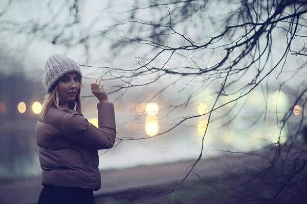 女公園バックビュー晩秋の夜11月天気雨の悲しい公園孤独の女の子 — ストック写真