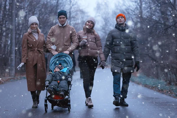 Passeggiata Invernale Nel Parco Giovane Famiglia Con Bambino Piccolo Amici — Foto Stock