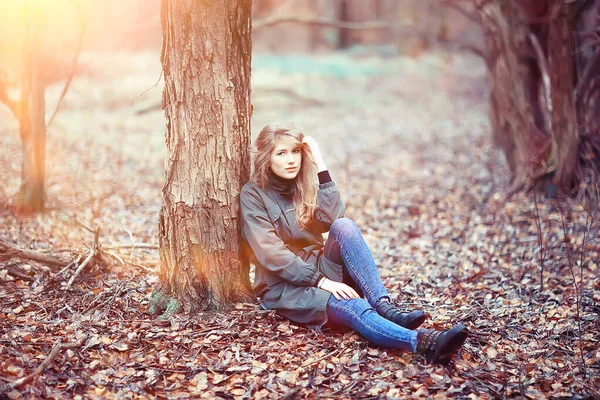 Modello Fine Autunno Nel Parco Stile Europeo Ragazza Adulta Look — Foto Stock