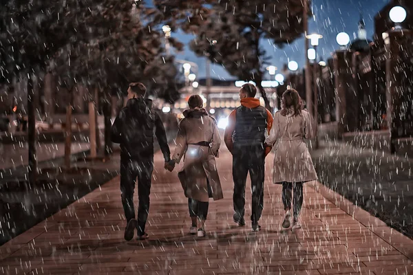 Andar Parque Outono Sazonal Chuva Tempo Sombrio Grupo Jovens Amigos — Fotografia de Stock