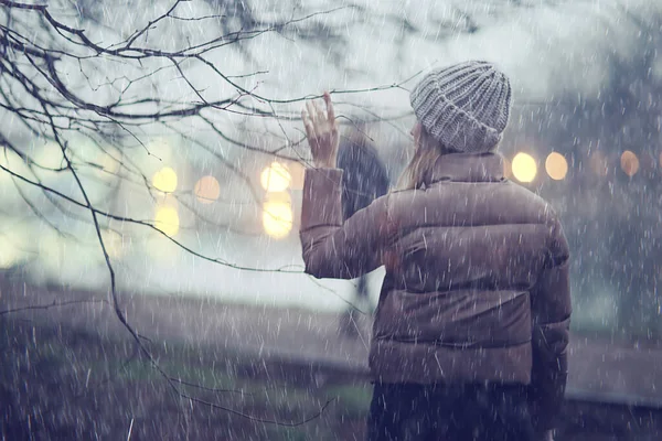 女子公园回望秋末的傍晚 十一月的天气 雨中凄凉的公园寂寞的女孩 — 图库照片